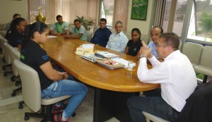 Campeãs estaduais de futsal feminino visitam prefeito de Itabira