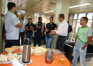 Campeãs estaduais de futsal feminino visitam prefeito de Itabira