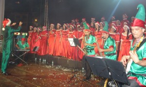 Luzes de Natal Itabira,Acendimento das Luzes de Natal reúne grande público marcus-viana corais